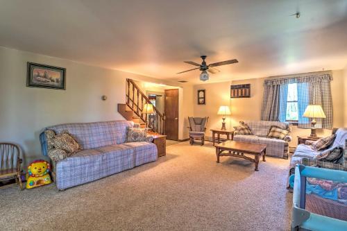 Lovely Mifflinburg Farmhouse - Multiple Decks in Mifflinburg, USA