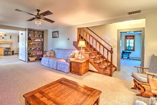 Lovely Mifflinburg Farmhouse - Multiple Decks in Mifflinburg, USA