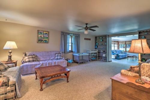 Lovely Mifflinburg Farmhouse - Multiple Decks in Mifflinburg, USA