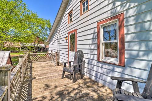Lovely Mifflinburg Farmhouse - Multiple Decks in Mifflinburg, USA