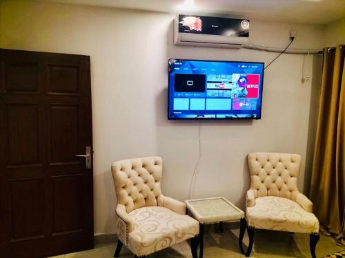 Luxurious & Comfy 1BHK Apartment Wifi & SmartTV. - image 3