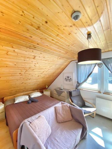 1 queen bed, 2 twin beds