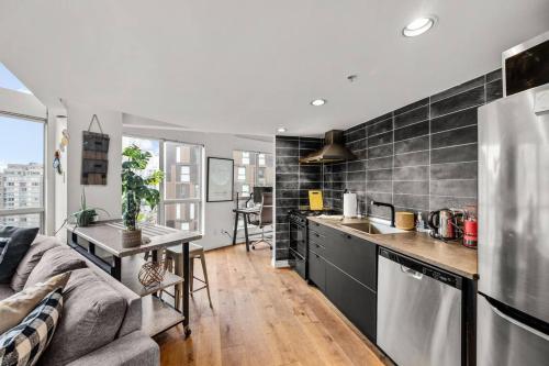 Beautiful Downtown Loft with full kitchen in Vancouver, Canada
