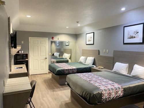 Queen Suite with Two Queen Beds room in Island Suites Hobby Airport