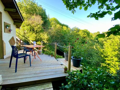 la chambre d hotes de marie indépendante et sa terrasse avec vue panoramique proche alpes mancelles chambre d'hôte Le Grez
