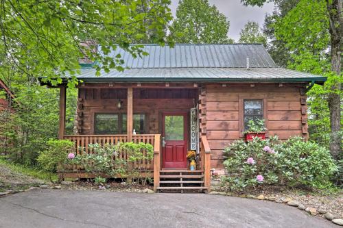 Romantic Gatlinburg Studio Cabin with Hot Tub and Deck - Apartment - Gatlinburg