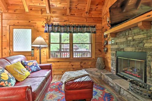 Romantic Gatlinburg Studio Cabin with Hot Tub and Deck - image 7