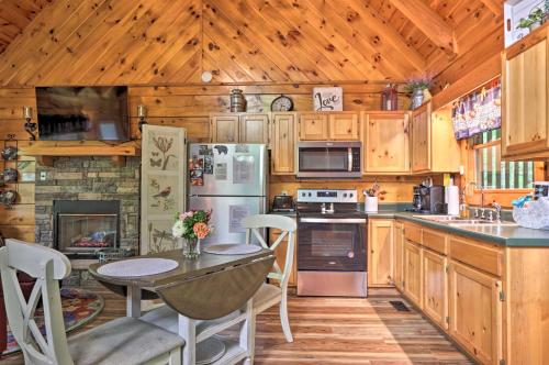 Hot Tub Chance for Romance Gatlinburg Cabin in Gatlinburg, USA