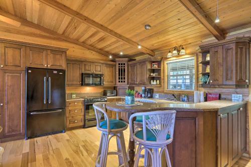 House with Dock and Slide Situated on Lake Sinclair! in Madison (GA)