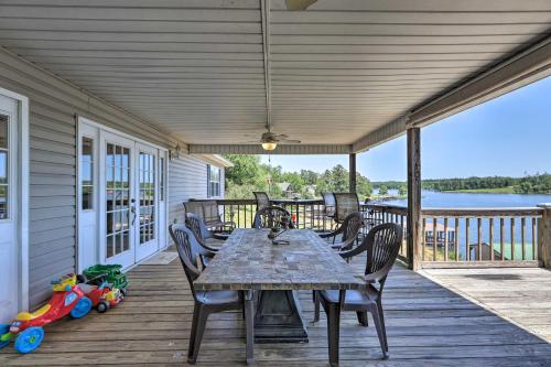 House with Dock and Slide Situated on Lake Sinclair! in Madison (GA)