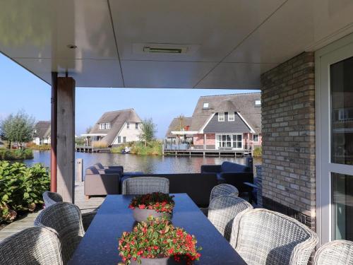 Beautiful villa with sauna on the Tjeukemeer