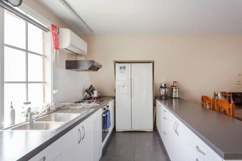 Upstairs Studio Apartment with street access in فليمنغتون