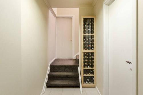 Upstairs Studio Apartment with street access in فليمنغتون