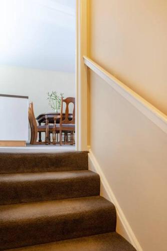 Upstairs Studio Apartment with street access in فليمنغتون