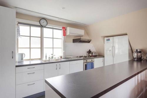 Upstairs Studio Apartment with street access in فليمنغتون