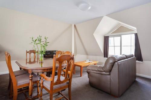 Upstairs Studio Apartment with street access in Flemington