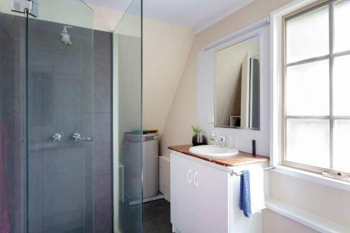 Bathroom, Upstairs Studio Apartment with street access in Flemington