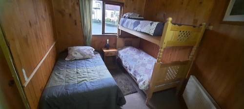 1 twin bed, 1 bunk bed