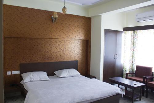 room detail thumbnail 2