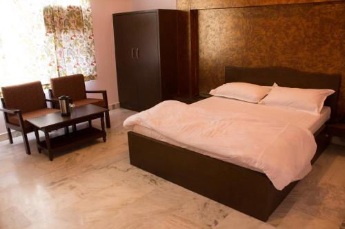 room detail thumbnail 1