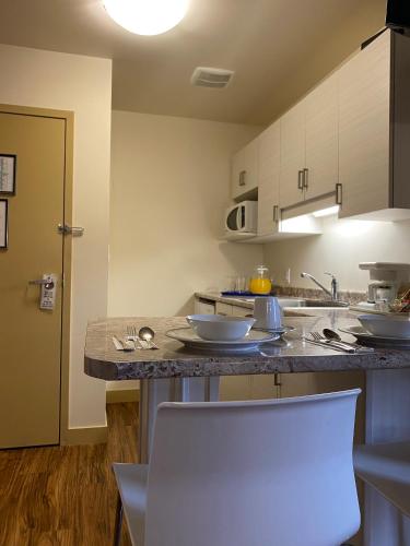 Kitchen, Sleep Suite Motel in Steinbach (MB)