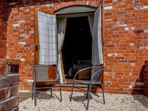 Barn End - image 5