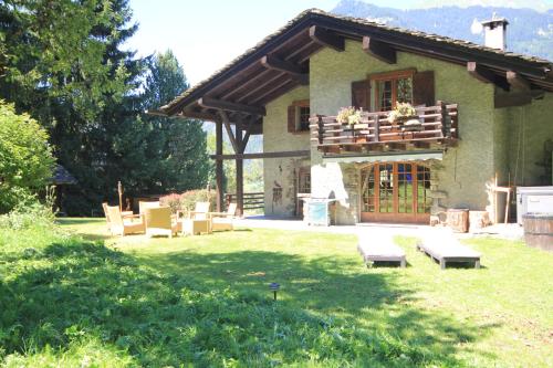 Chalet Falcon - Luxury Swiss Retreat with Hot-Tub in Bagnes