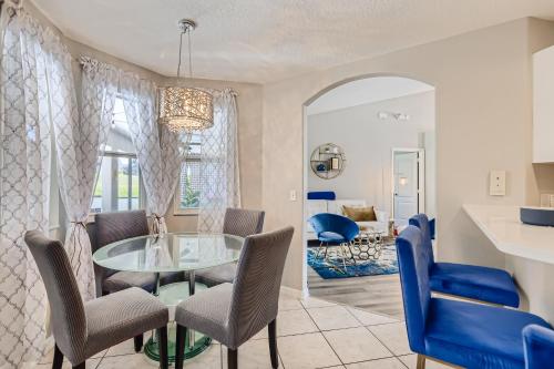 NEW Modern Relaxing 4 Bedroom Pool Villa Near Disney's Parks 2