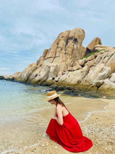 Beach, Yen Vang Hotel & Apartment in Xuong Huan