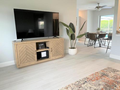 Luxury Stay in Jensen Beach with Heated Pool minutes to Downtown and Beaches