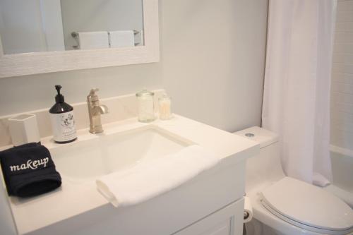 Beautiful Modern Home in Jensen Beach with Heated Pool Near Downtown and Beaches in Jensen Beach, USA
