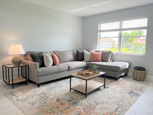 Beautiful Modern Home in Jensen Beach with Heated Pool Near Downtown and Beaches in Jensen Beach, USA