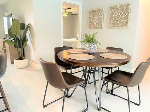 Beautiful Modern Home in Jensen Beach with Heated Pool Near Downtown and Beaches in Jensen Beach, USA
