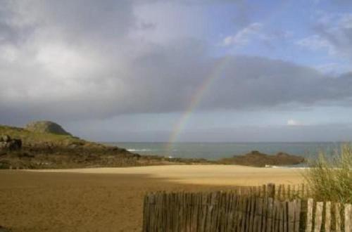 Maison avec jardin et plage de sable fin accessible à pied à 300m