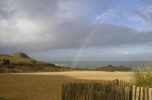 Maison avec jardin et plage de sable fin accessible à pied à 300m - Location saisonnière - Saint-Coulomb