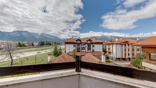 Apartment with Mountain View