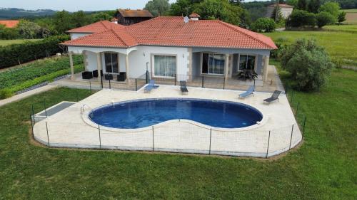 Villa avec piscine privée - Accommodation - Varès