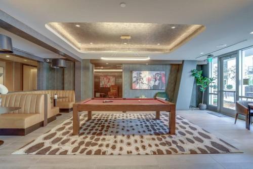 Stylish Condo at Clarendon with Rooftop Views, Arlington (foto 9)