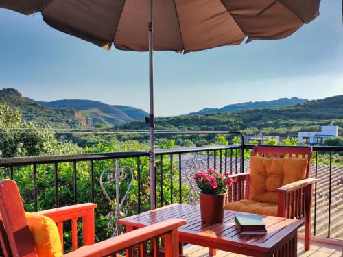 Leti's Traditional Hilltop Maisonette with seaview