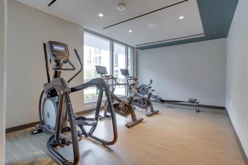 Stylish Condo at Clarendon with Rooftop Views, Arlington (foto 10)