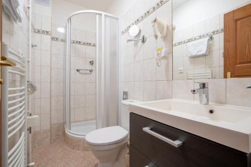 Triple Room with Balcony image 5