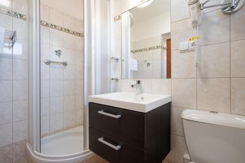 Double Room with Balcony image 8