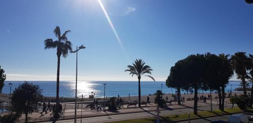 Appartement Au bord de la mer, vue plage , piscine, parking - Apartment - Cagnes-sur-Mer