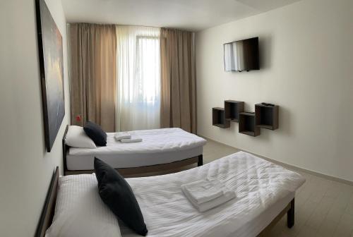 3 twin beds