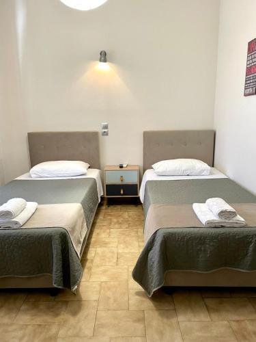 2 twin beds