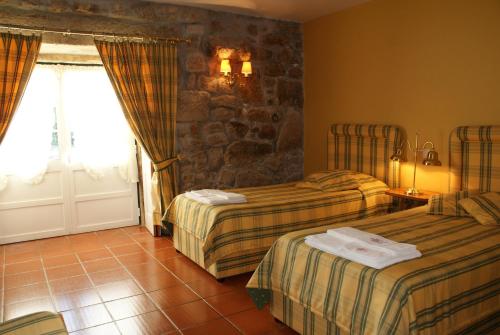 2 twin beds, 1 sofa bed
