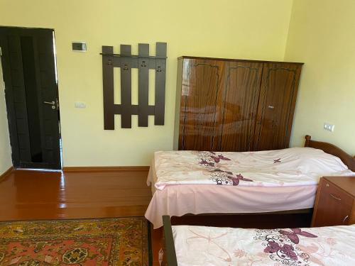 5 twin beds