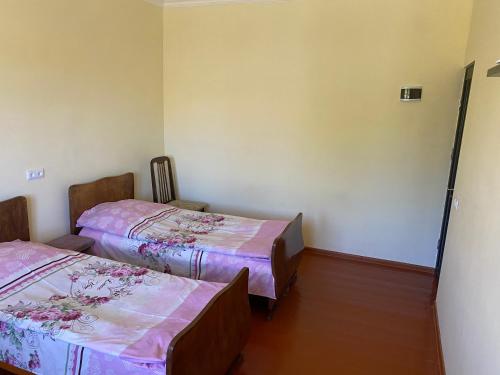 4 twin beds