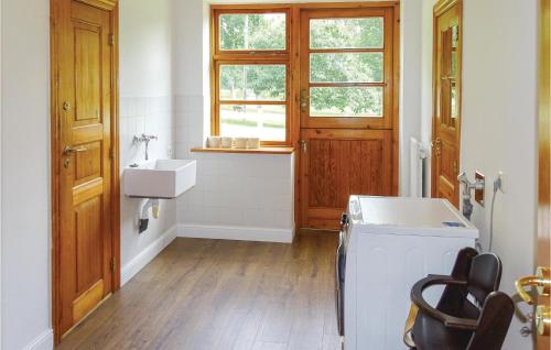 Stunning home in Kuhlen Wendorf with Sauna WiFi and 5 Bedrooms - image 4