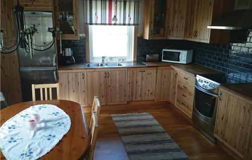 virtuve, 2 Bedroom Stunning Home In Gallstad in Holmared